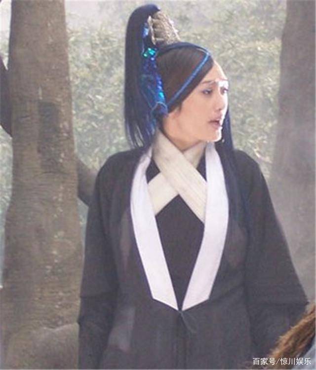 她是最"性感"的李莫愁,今52岁仍韵味十足,被富豪老公被宠上天