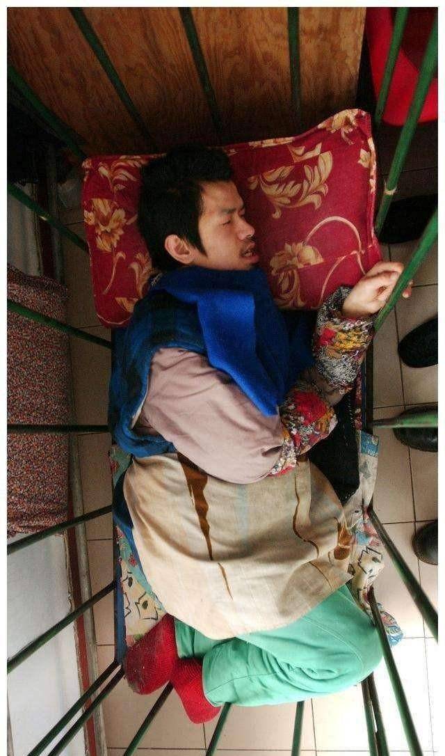 医生看着这位年迈的老人,止不住的叹气.