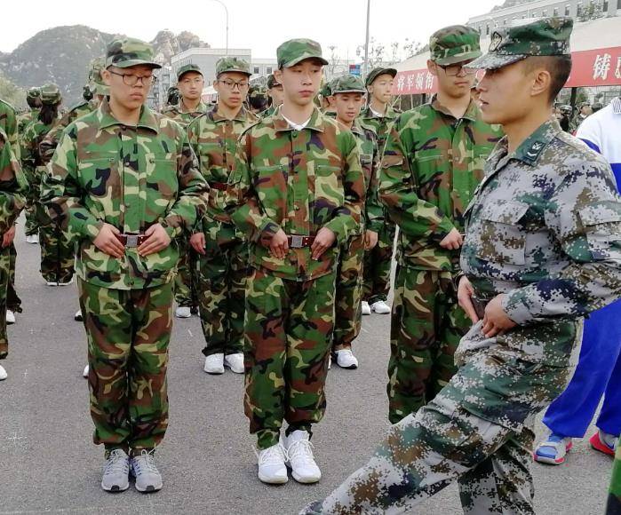 丁丁回家后把白天学校里发生的事情一五一十地告诉了邹翃燕.