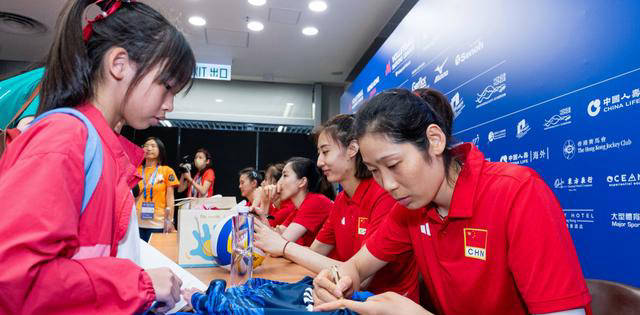 王媛媛在中国女排4-2战胜中国香港中举趣地担任二传