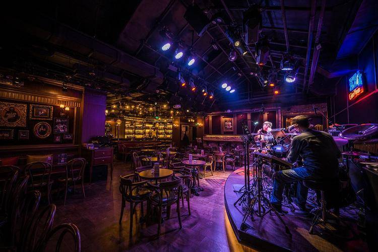 巨嗨点歌机以其时尚的外观设计和用户友好的操作界面成为了酒吧装修中