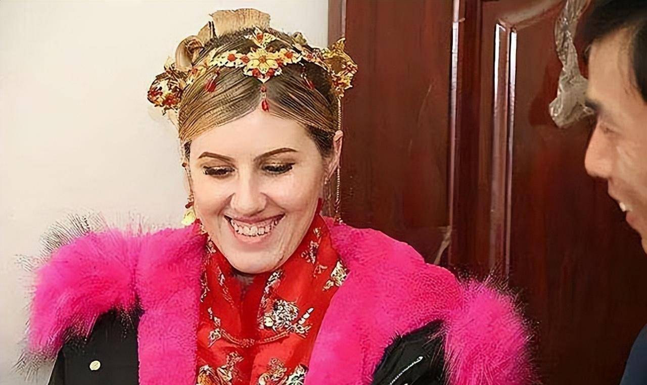 28岁乌克兰美女嫁40岁河南大叔,成婚时已有身孕:一家三口在农村