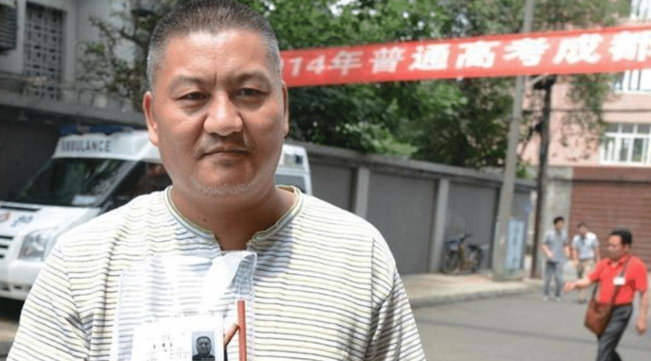 四川54岁高考考王,参加25次高考,是为光宗耀祖还是博人眼球?