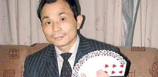 他是亚洲赌王,曾一把赢600万,但出老千暴露,身高从1米7变1米3