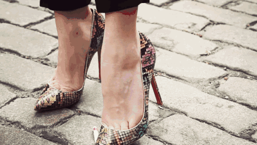 25岁美女脚趾长"肿瘤",罪魁祸首居然是女人都喜欢的它…_高跟鞋_高