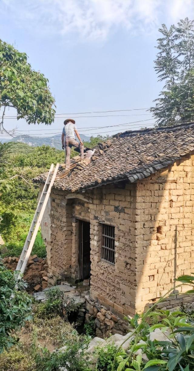 有了一定经验的李建林成了工地上的老师傅,他扎钢筋的速度越来越快,也