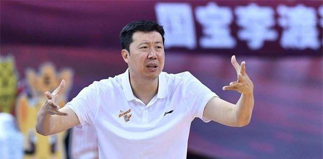 王治郅32岁妻子周蕾:笑容温暖很自信,外出不见大郅身影