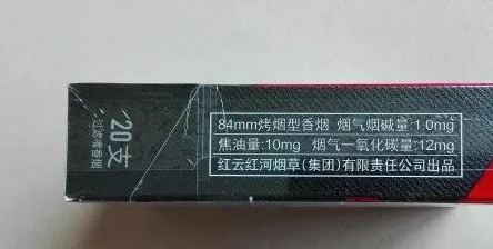 而红与黑的搭配确实一种永不过时的经典搭配,红河(a7)的这种搭配就