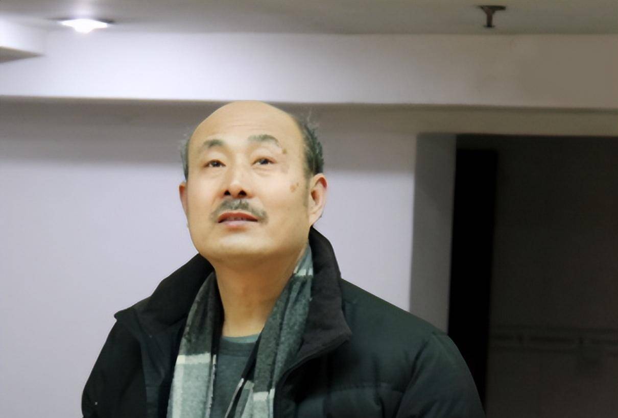 重庆独臂男子拿50元起家,靠卖2元木梳年入3亿,养活300多残疾人