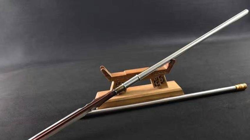 更神,说是沥泉洞中蟒蛇所化,长一条丈八尺,枪杆上有"沥泉神矛"四个字