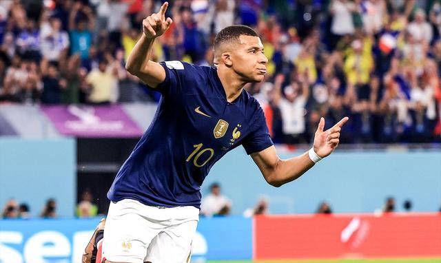 法国夺冠夺取历史榜首,德尚成足球巨匠