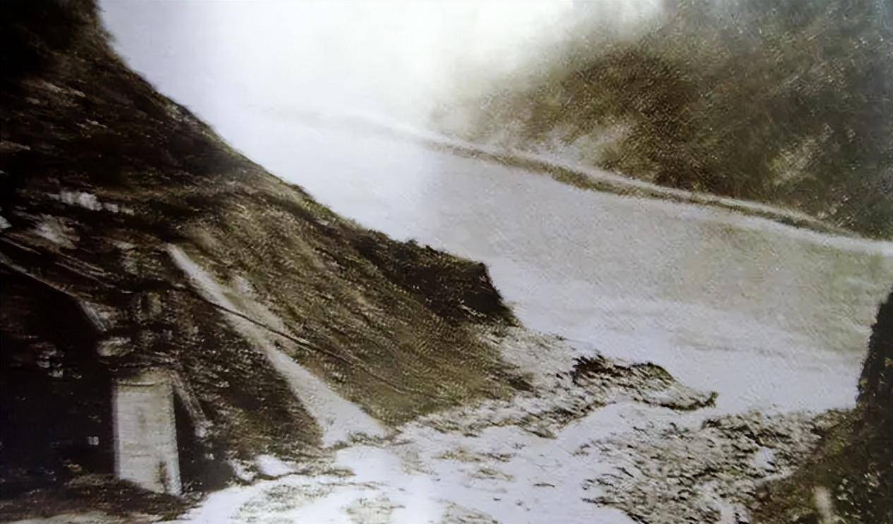 81年一列车驶出隧道发现铁轨消失不见,司机一个动作拯救700多人