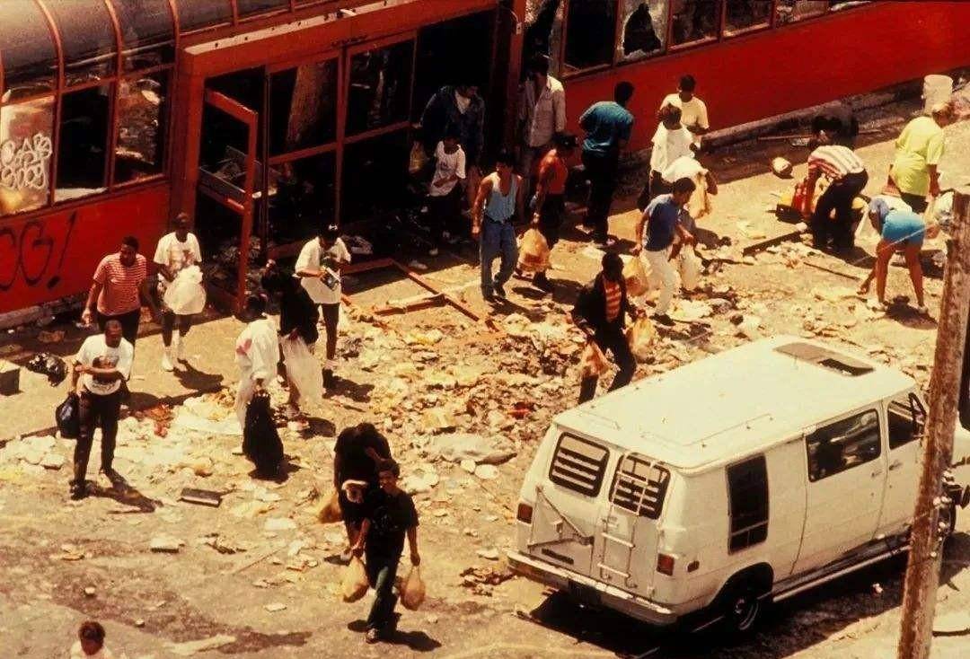 1992年洛杉矶暴动,黑人烧杀抢掠,韩国人为自卫无差别射杀美国人