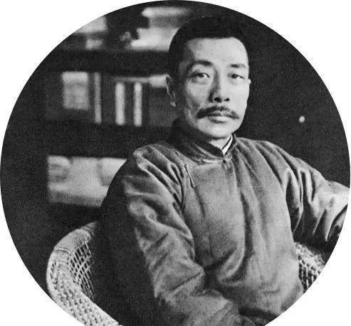 在寒冷的冬天寒风刺骨,鲁迅依然拿起手中的笔,唤醒着世人