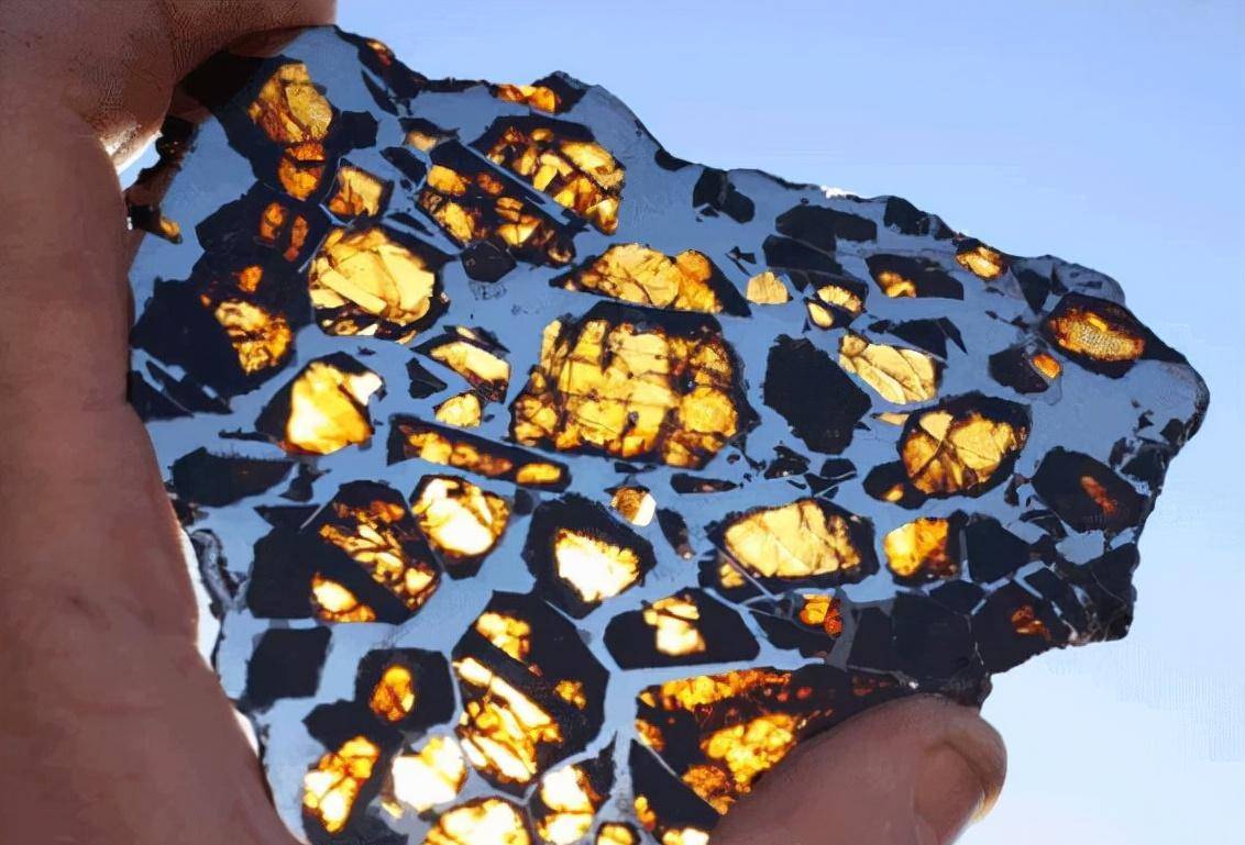 2000年新疆一市民发现陨石,藏起来秘密卖到国外,升值到上亿美元