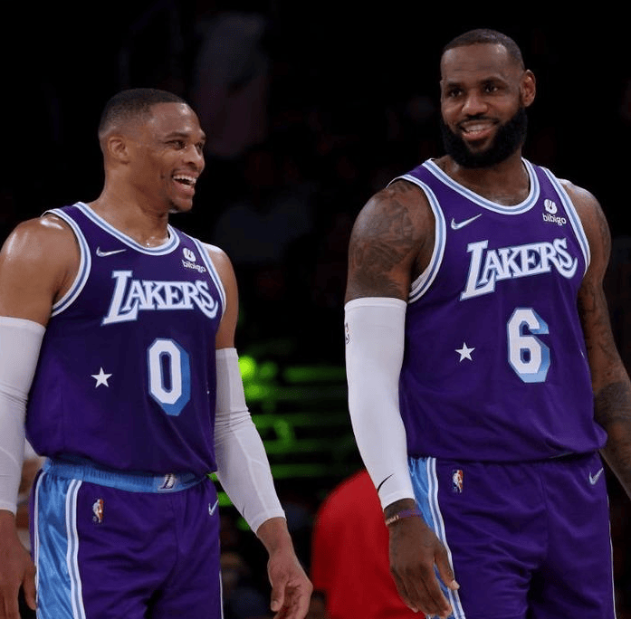 不装了,威少突爆争议行为!詹姆斯很意外,球迷:三巨头内讧实锤