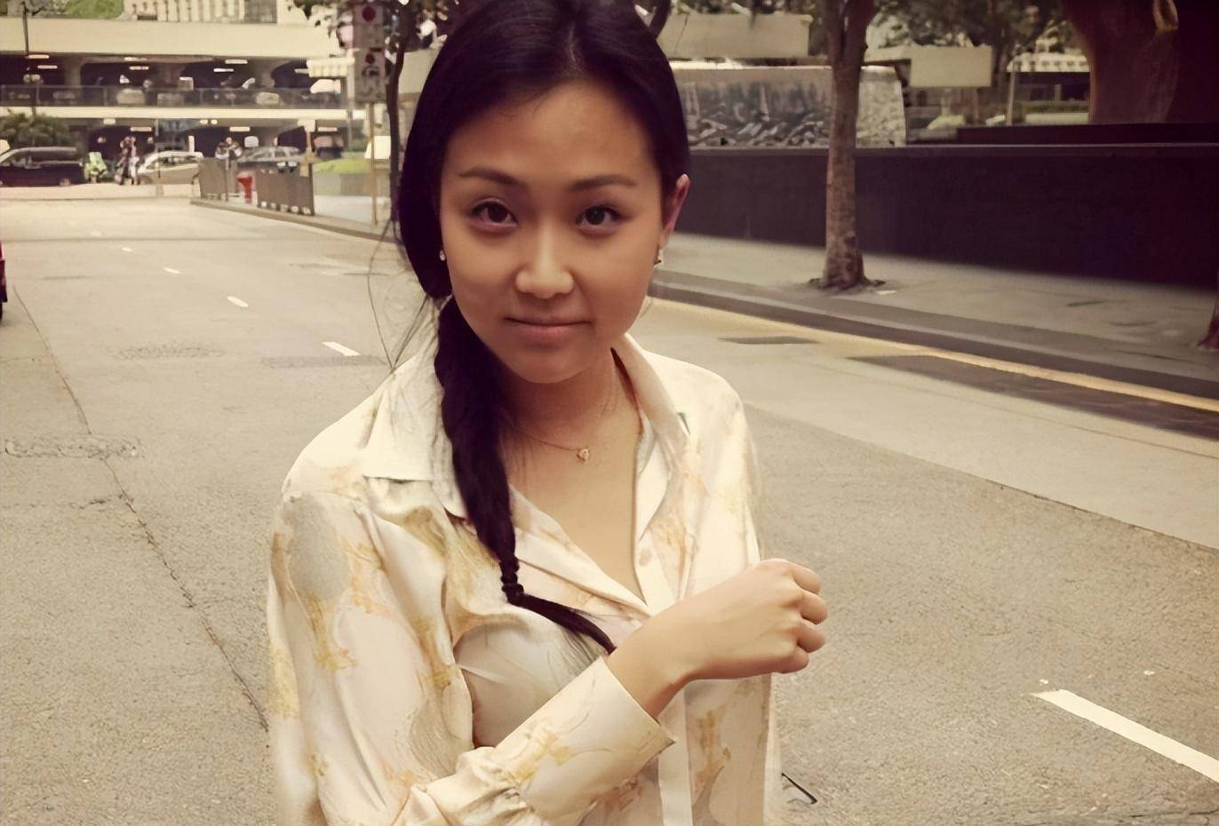 2012年,香港曹颖惠花7亿办婚礼,婚后幸福,却因"丢戒指