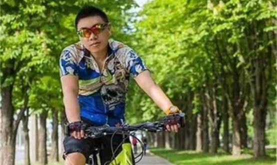 学渣梅爱偲留学乌克兰,32岁娶18岁高中生,住3000平豪宅