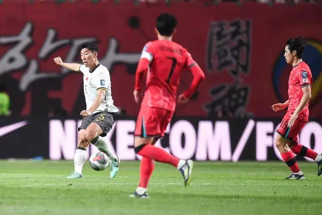 3:1!4:1!东亚足球狂欢夜,四队全部晋级18强,朝鲜少赛_