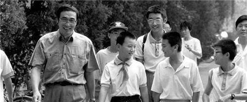 他是祖国培养的物理天才,立誓报效祖国,出国后入美籍娶美国姑娘_尹希