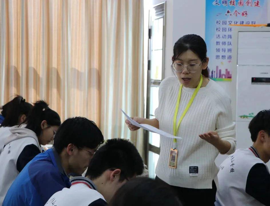 "教育工作中,王学敏老师努力用行动诠释师爱.做温暖有度的引路人