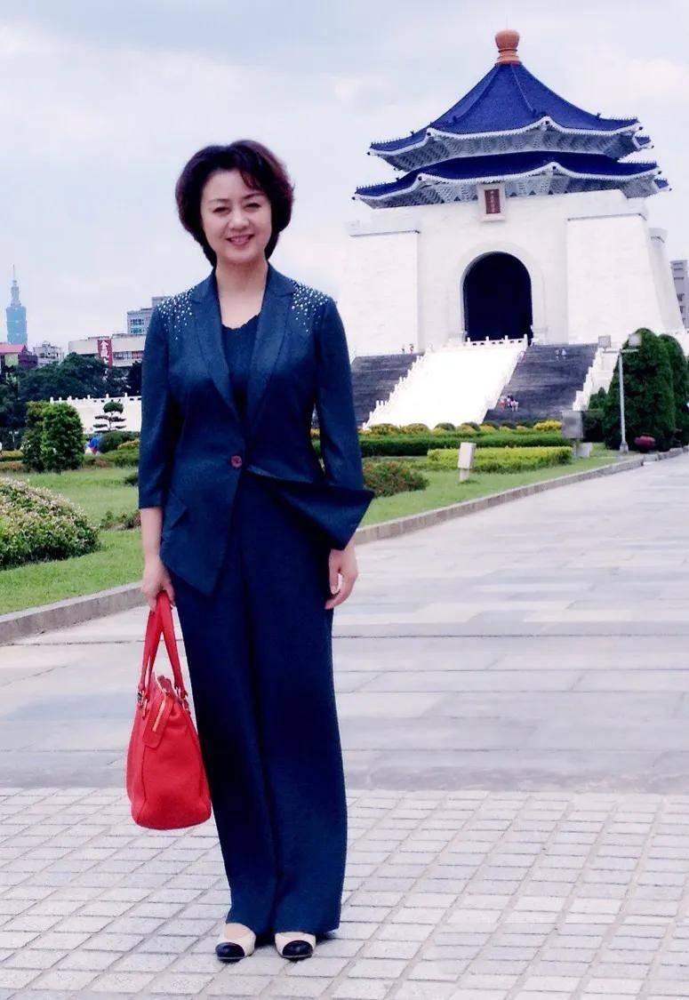 李胜素董圆圆婚姻都成谜,小2岁像阿姨但长了张国泰民安脸,董圆圆还