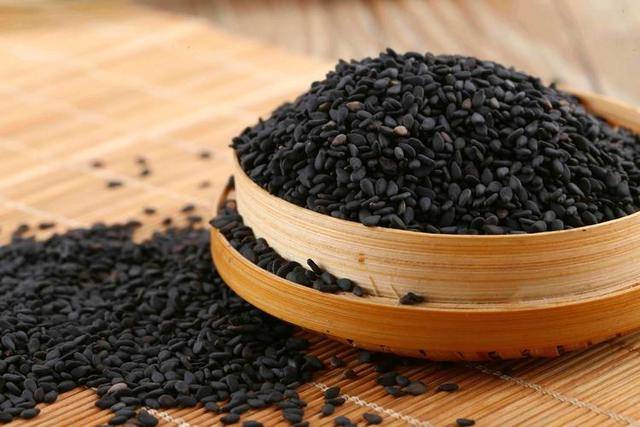 黑芝麻香味浓营养丰富,但是2类人不宜多吃,对身体的影响比较大