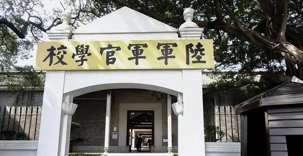 黄维暮年来看望方志敏烈士,抚摸墓碑失声痛哭!两人有何情谊?