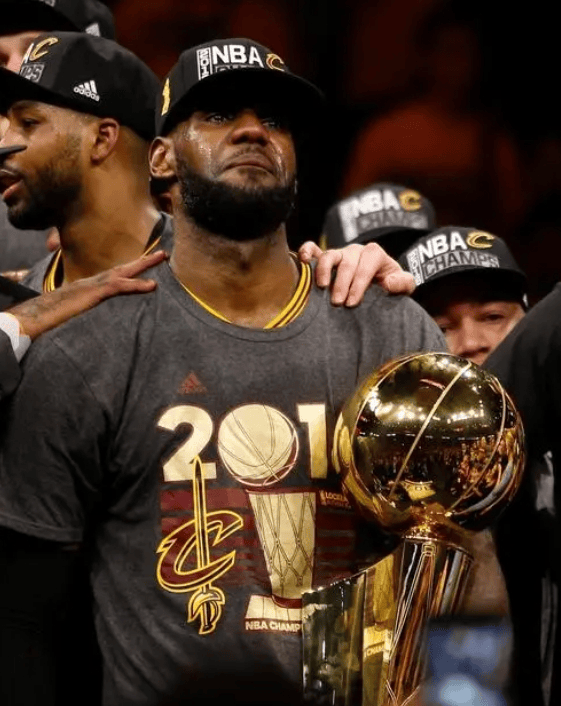 詹姆斯重返骑士,他是克利夫兰唯一的王,东部夺冠完成最后一舞!