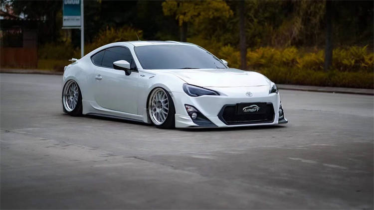 白色丰田86改装airbft气动避震