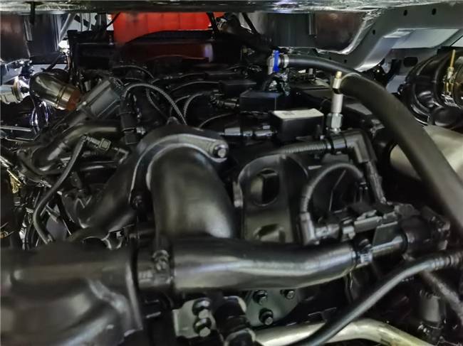 乘龙h5 lng大单桥载货车搭载了280大马力燃气发动机,扭矩高达1100牛米