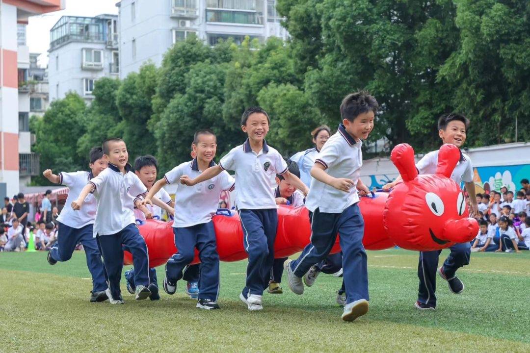 毛毛虫向前冲 孩子们在这场运动会中团结协作