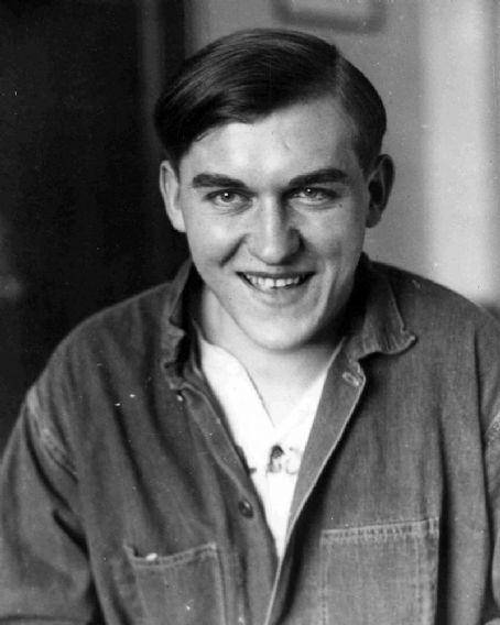 这个表面看起来平平无奇的鸡舍,实际却隐藏着不堪的罪恶,戈登除了强迫