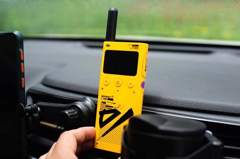 轻薄高颜值 无网通话 极蜂轻薄户外对讲机