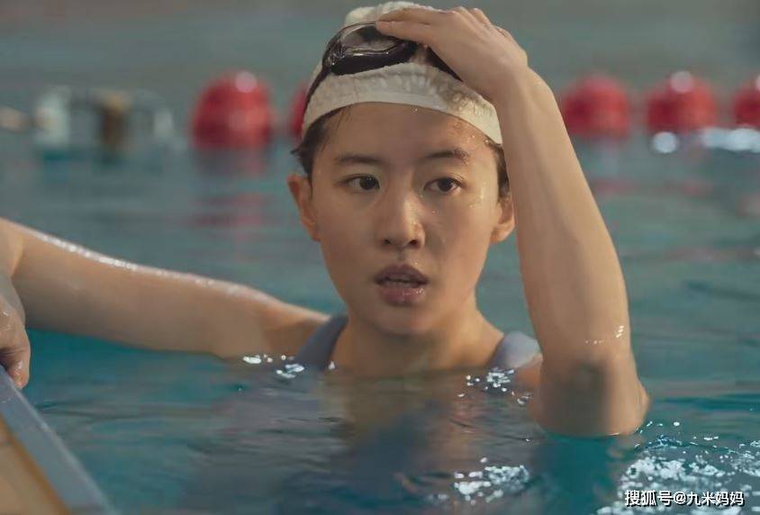 《玫瑰的故事》刘亦菲穿泳装引热议,网友:终于发现她身材缺点了