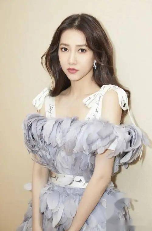  p>弦子,一个38岁的女子,她的美貌与才华兼具,这身材实在是太迷人了