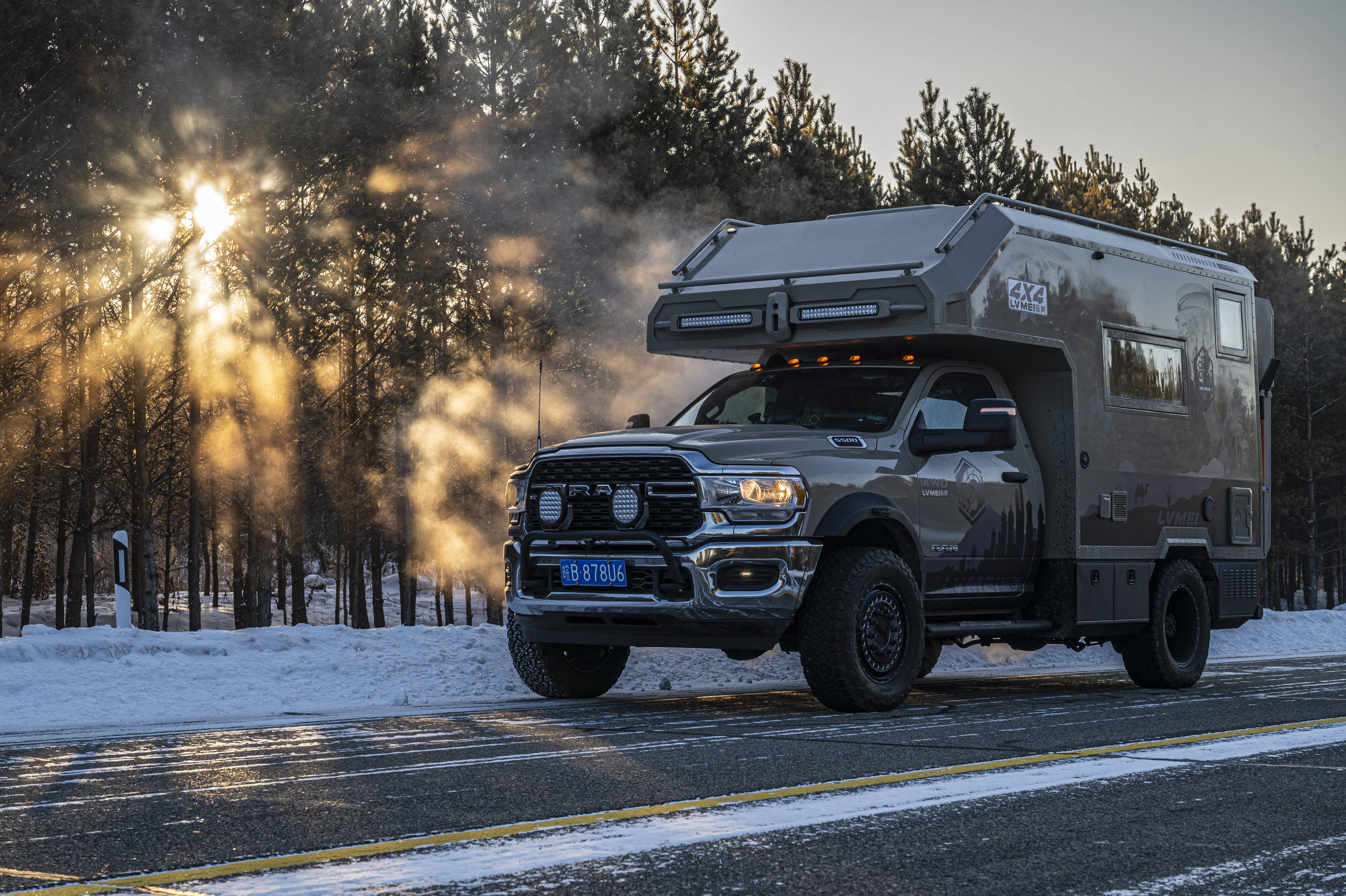 这个夏天越野自驾游交给旅美灵域5500n四驱越野房车