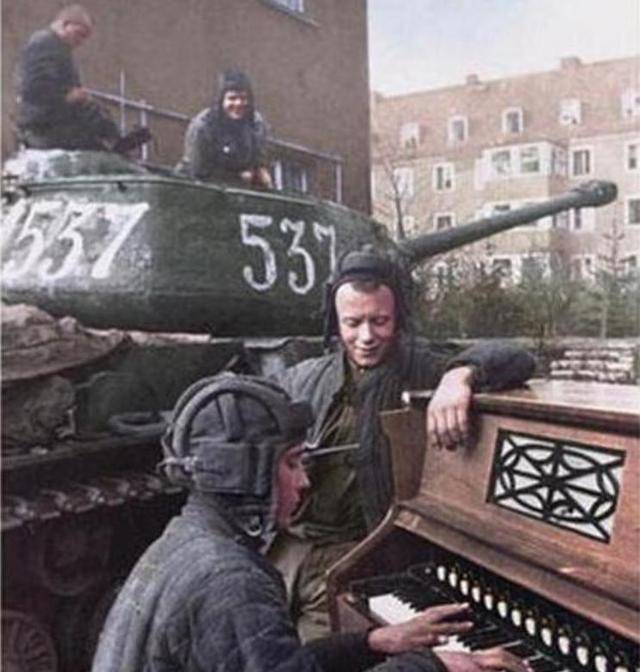 上天给我一双弹钢琴的手,我却用它来开坦克!二战士兵幽默照