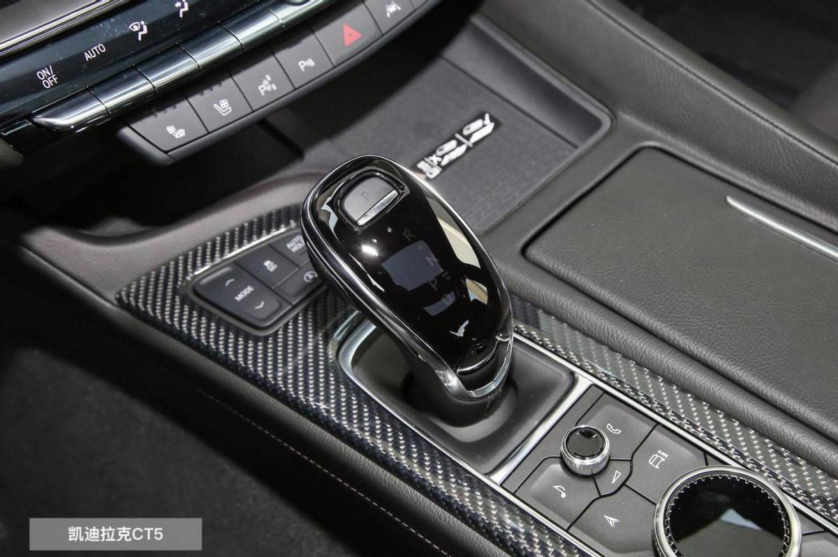 空调控制台都是按盾形打造的,尽管它的软包面积也没有比奥迪a4l多多少