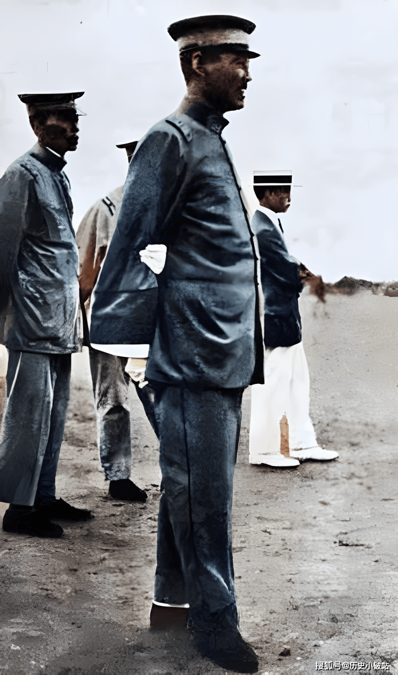 民国上色老照片:汪精卫之子法庭接受审讯;日本兵羞辱中国战俘;督战的