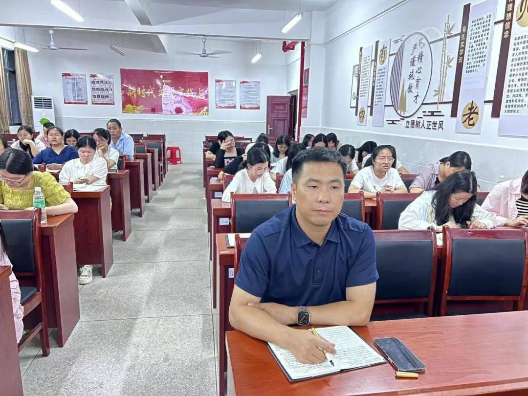 寻乌县第三中学:主题班会展风采 且思且学促成长