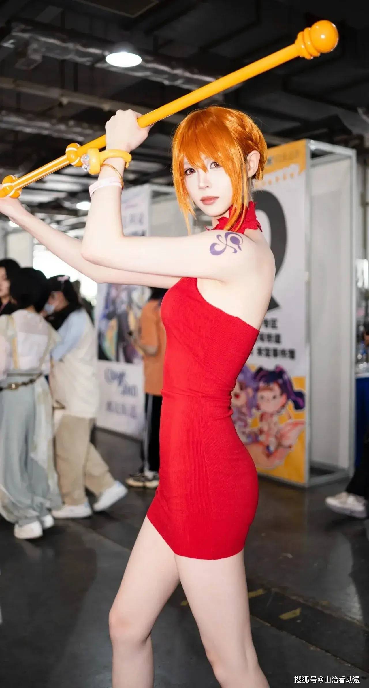 海贼王cos:娜美神还原,红色连衣短裙太美,大长腿堪比女帝