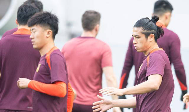 张玉宁带伤踢韩国,国足晋级;北京国安宣布伤情:肩胛骨骨折 肩关节前