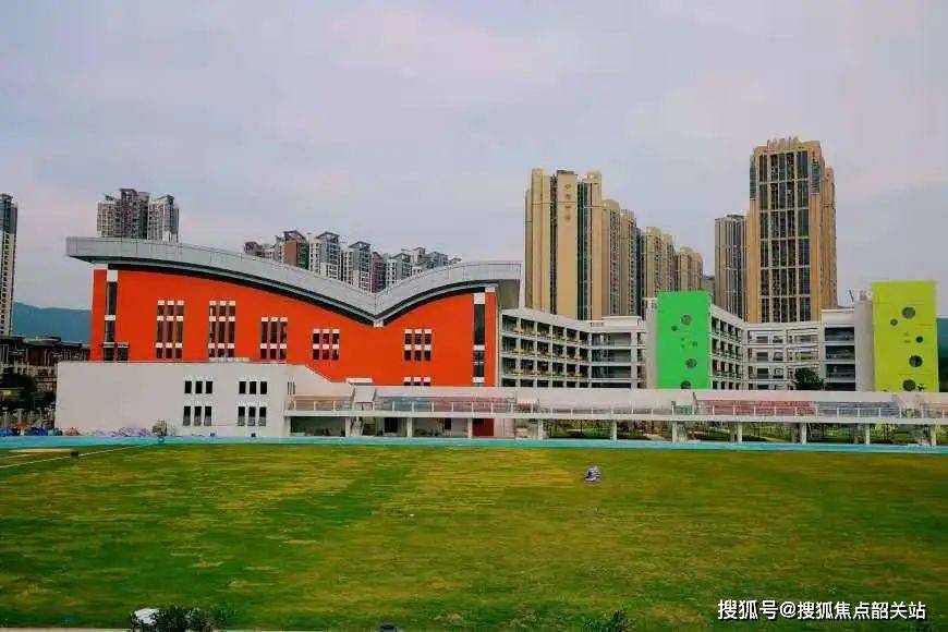 玉泉小学实景图公立玉岩中学:(距项目约2km)广东省示范性普通高中,共