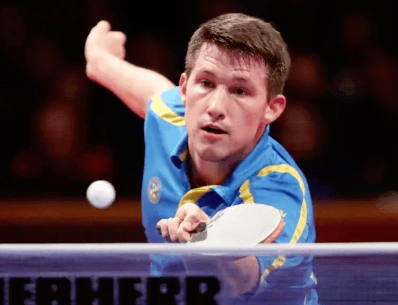 乒乓球星赛:首位世界冠军出局!2-0领先连丢3局,浪费赛点被逆转