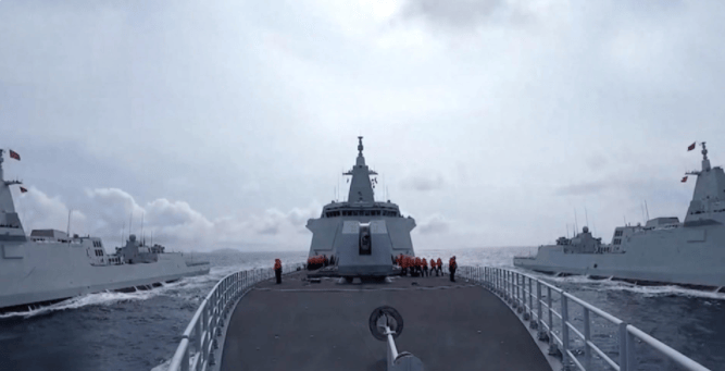 美法加7艘军舰南海集结,解放军出动三艘055实弹练兵,足够了