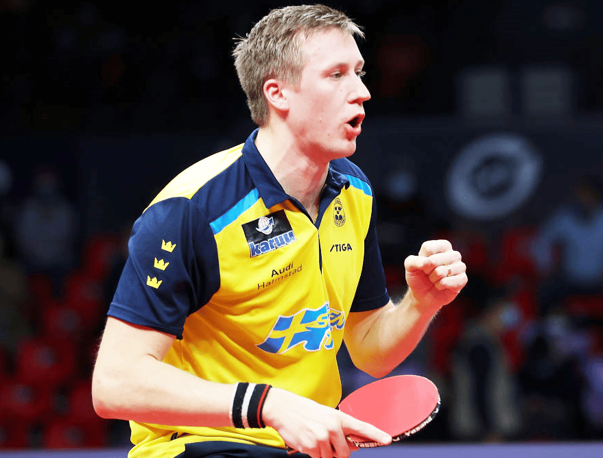 乒乓球星赛:首位世界冠军出局!2-0领先连丢3局,浪费赛点被逆转