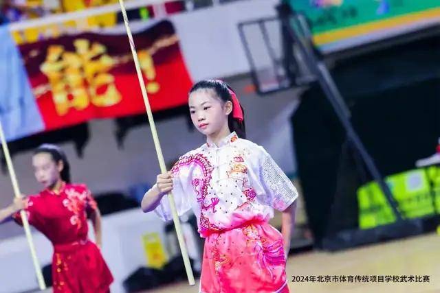 比赛当天,万泉小学武术社团的师生们早早就赶到了北京市石景山体育馆.