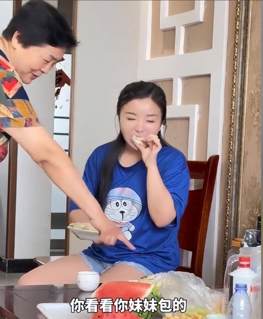 天赐亲姐姐罕见露面,与妹妹明显生疏,田新菊满脸高兴煎饺子接待