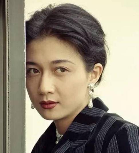 "影帝"成龙的遗憾人生,和他生命中深爱过的两个女人_林凤娇_吴绮莉
